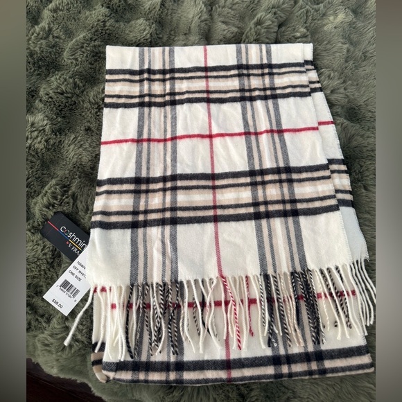 V. FRAAS Accessories - BNWT V. FRAAS Cashmink Scarf in Off White and Black